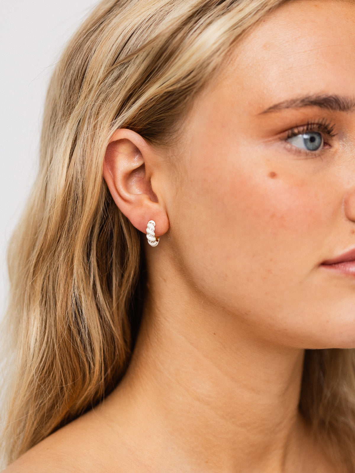 Twisted enamel hoops creme