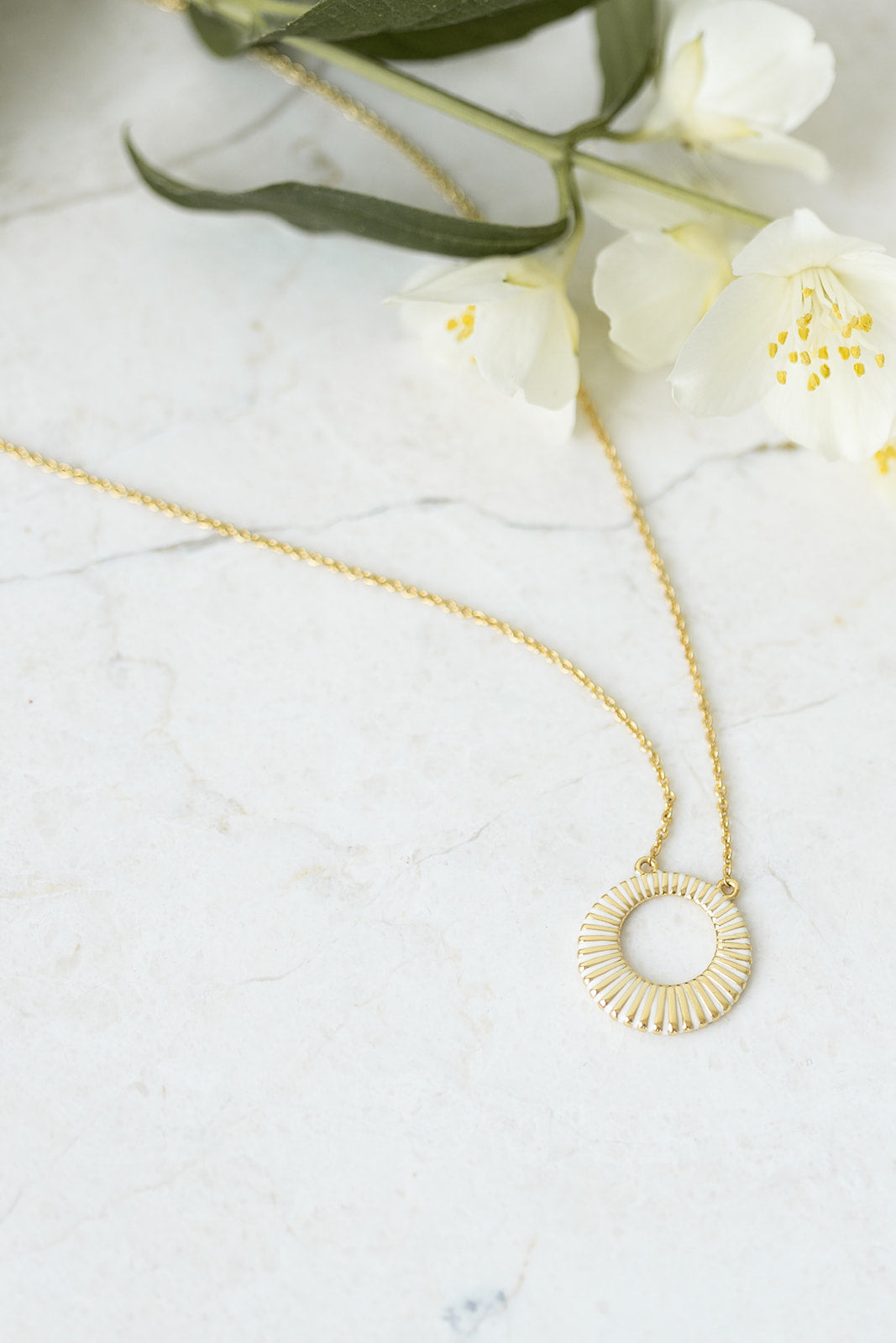 Lola necklace creme