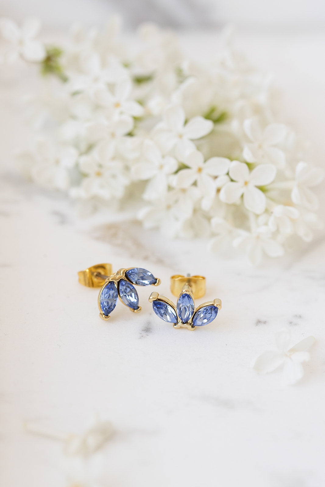 Pia earstuds light sapphire