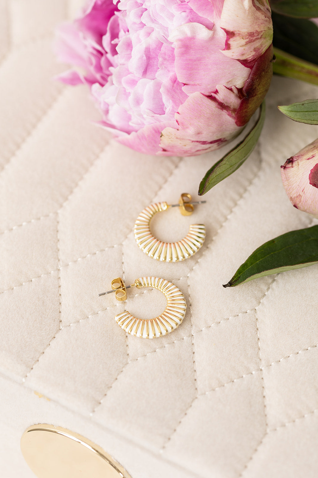 Lola earring creme