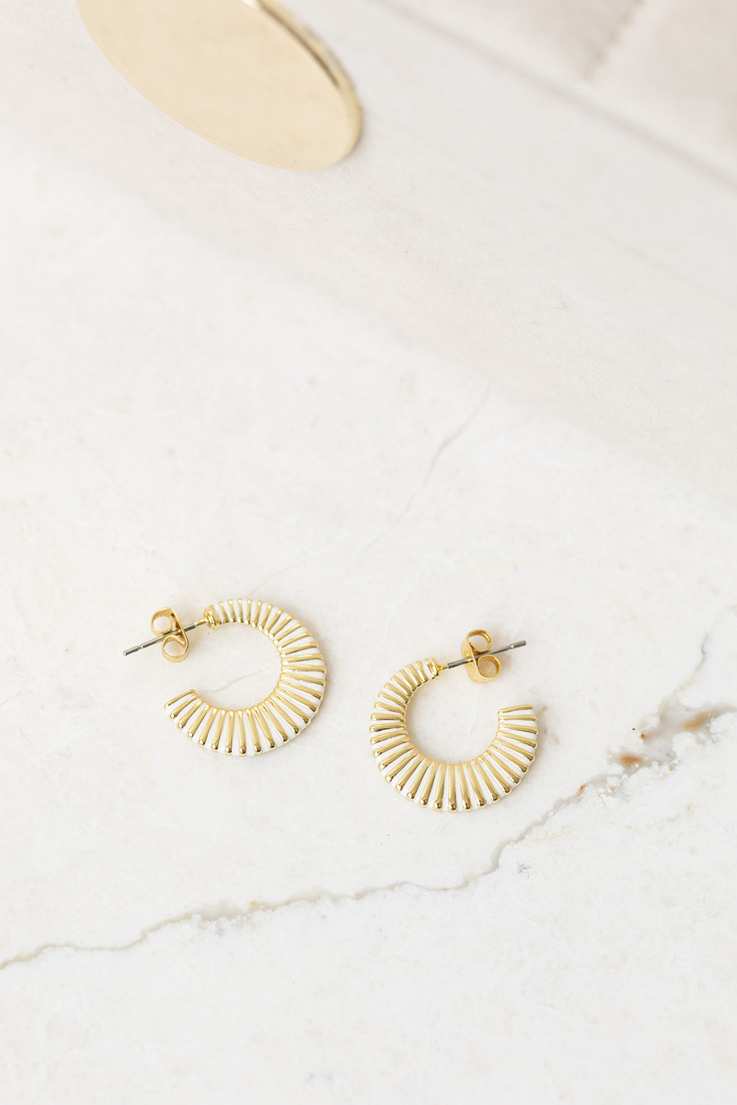 Lola earring creme