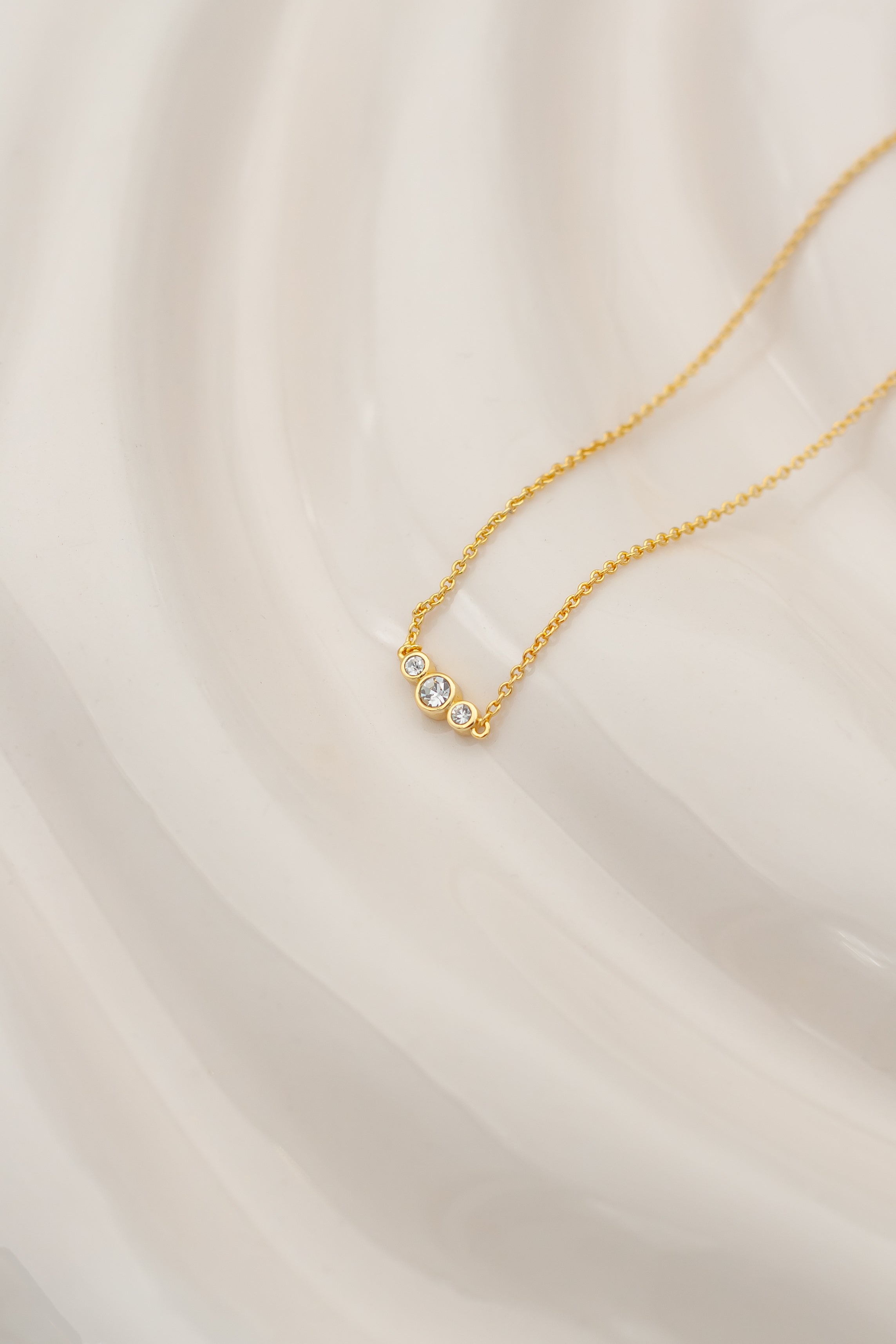 Calla petite necklace