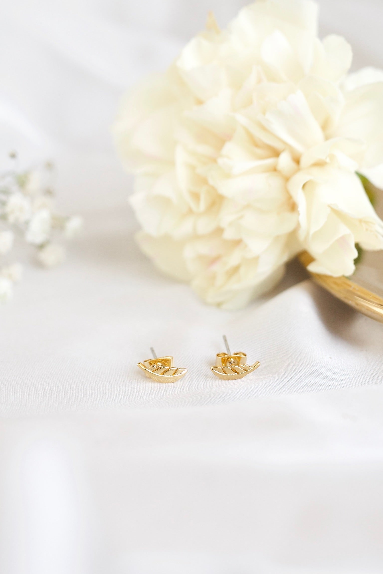 Tiny leaf earstuds