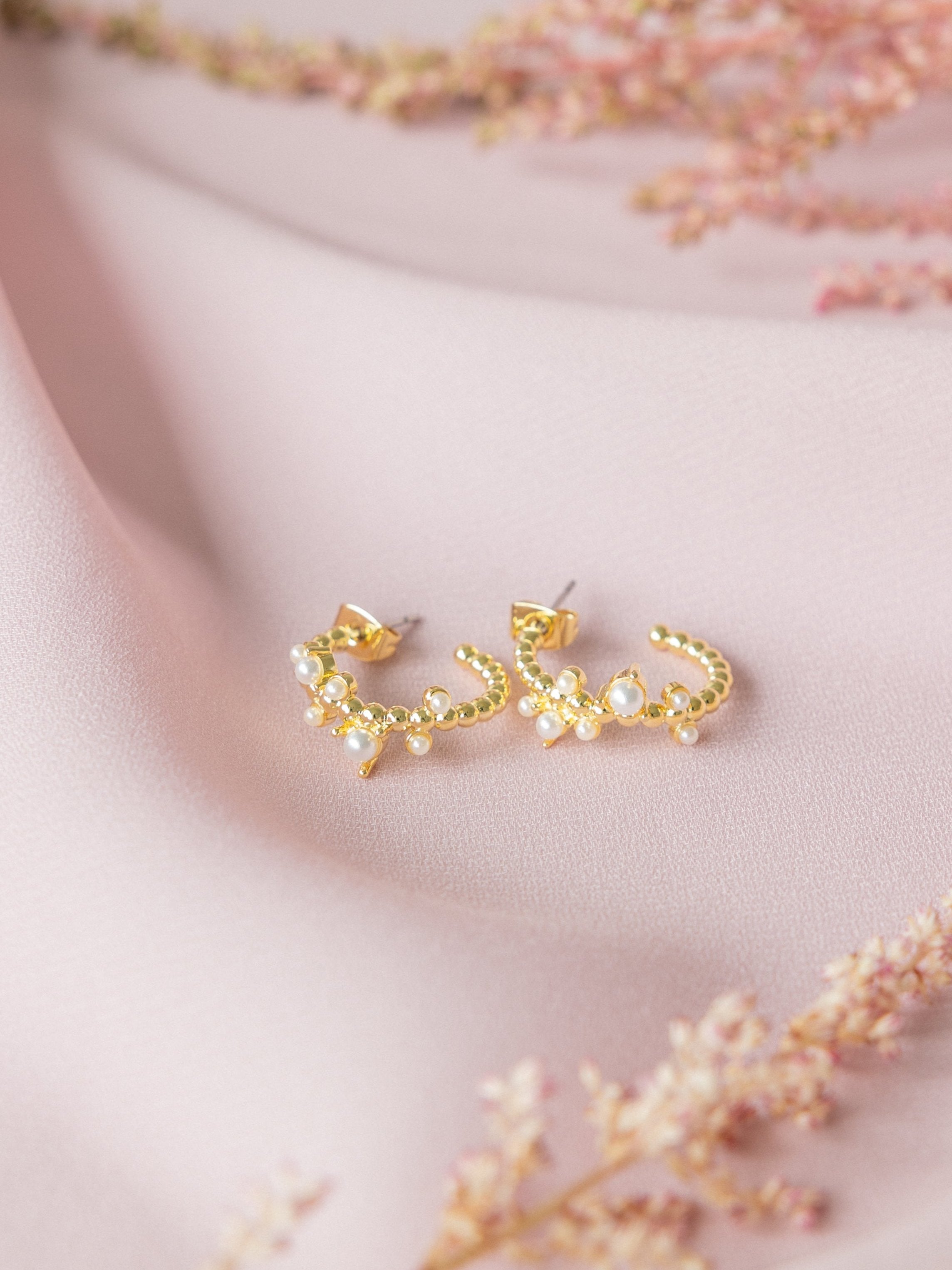 Lily earrings pearly